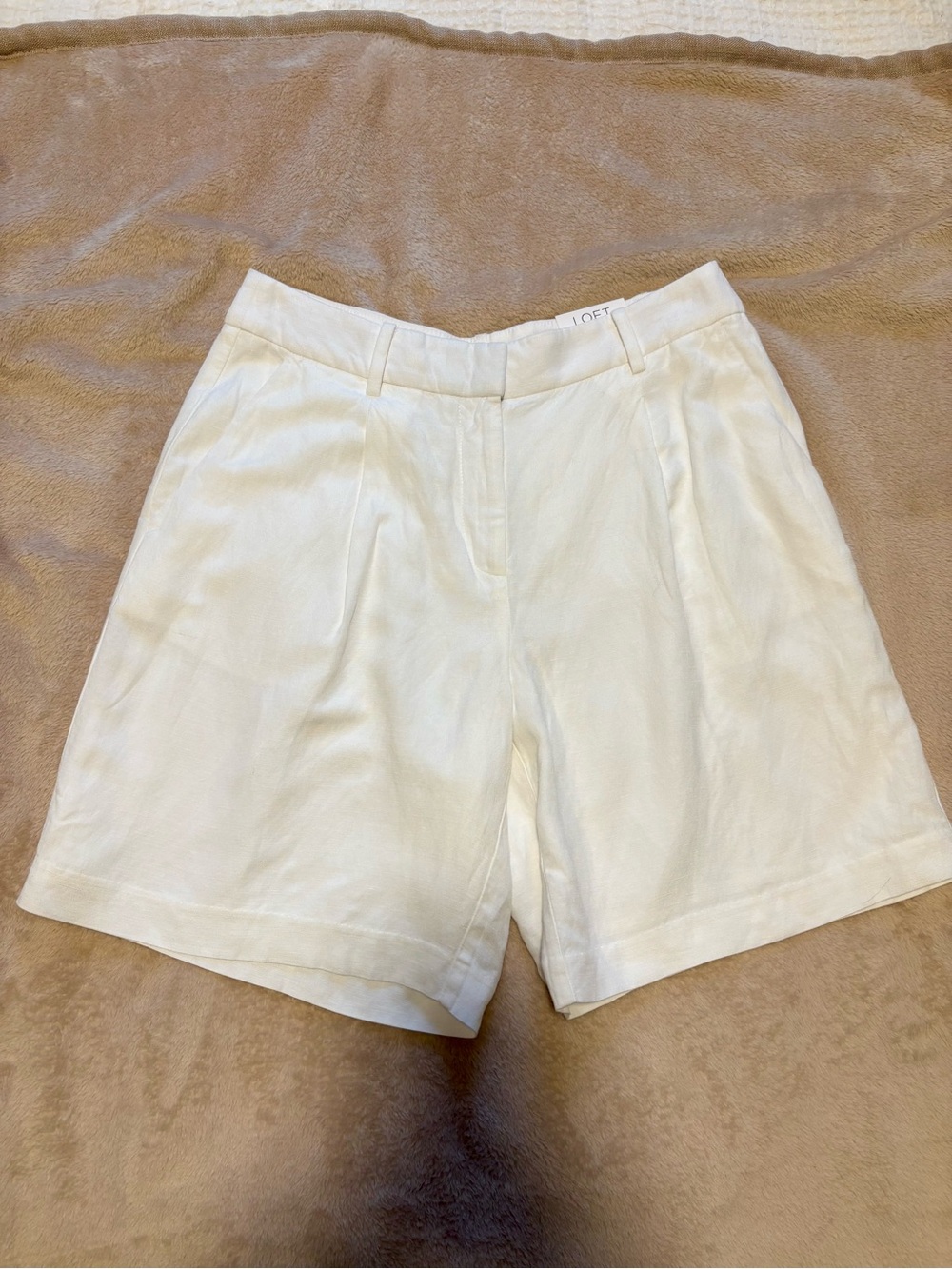 NWT LOFT The Peyton Pleated Shorts White - Size 4